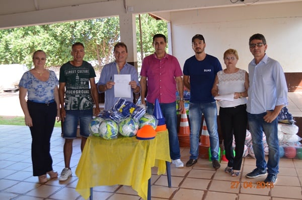ROLIM DE MOURA  PREFEITURA ENTREGA MATERIAIS ESPORTIVO PARA ESCOLINHAS - News Rondônia