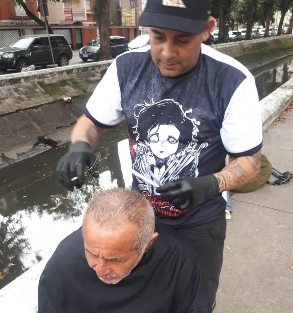 MORADOR DE RUA VIRALIZA APÓS PASSAR POR 'DIA DE BELEZA' E FICAR IRRECONHECÍVEL - News Rondônia