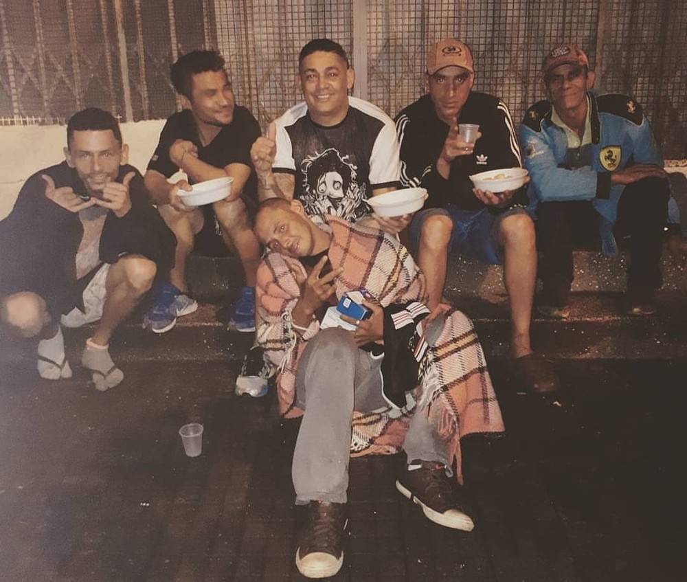 MORADOR DE RUA VIRALIZA APÓS PASSAR POR 'DIA DE BELEZA' E FICAR IRRECONHECÍVEL - News Rondônia