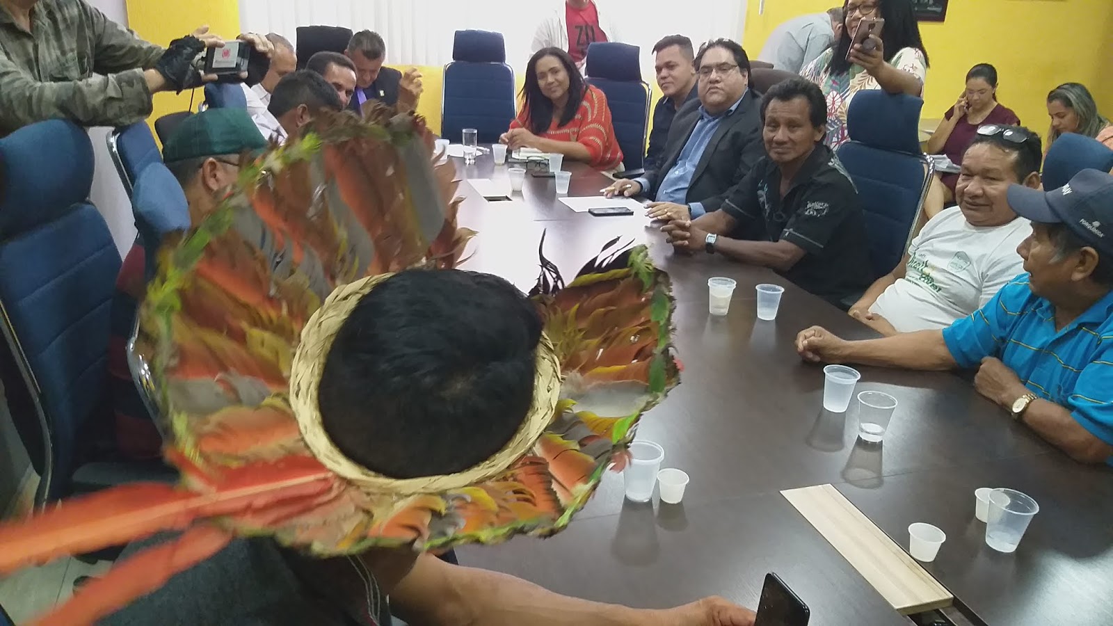 COM ESTRUTURA PARA PASSAREM MUITOS DIAS, MORADORES DE UNIÃO BANDEIRANTES ESTÃO CHEGANDO PARA ACAMPAR NA CÂMARA DE VEREADORES - News Rondônia
