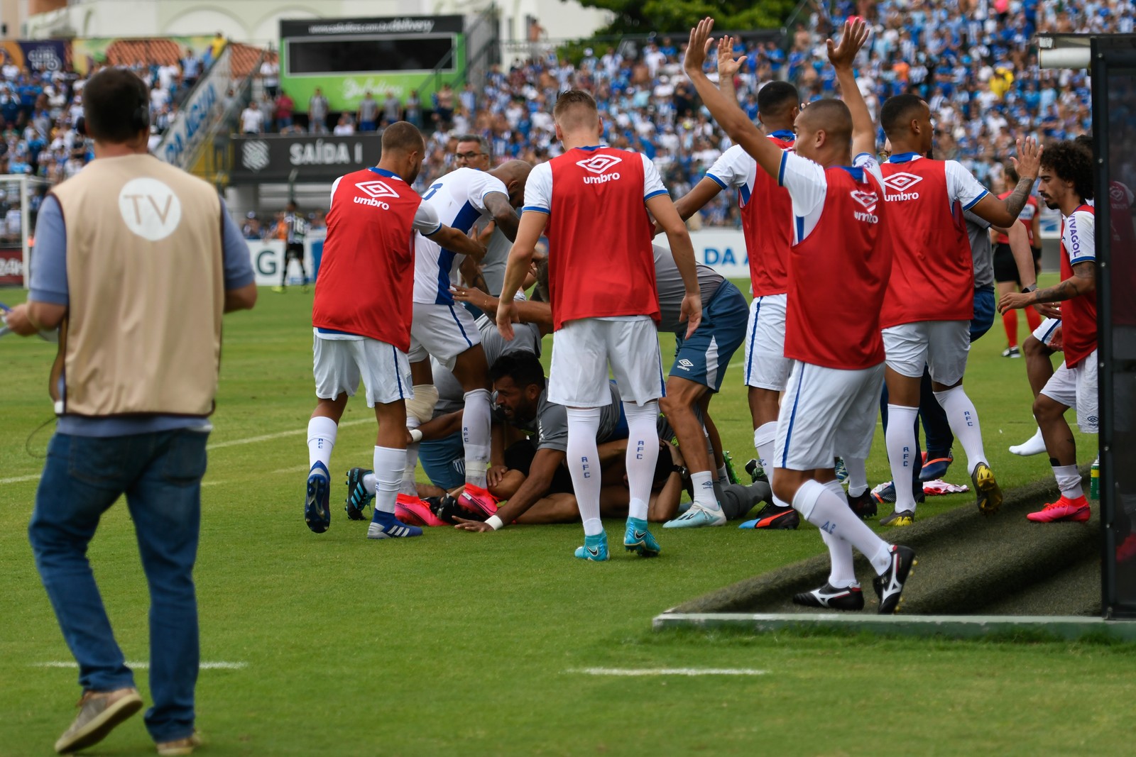 TORCEDOR DO FIGUEIRENSE INVADE O CAMPO PARA BATER EM BRUNO SILVA E JOGADOR DO AVAÍ AGRIDE INVASOR (VÍDEO) - News Rondônia
