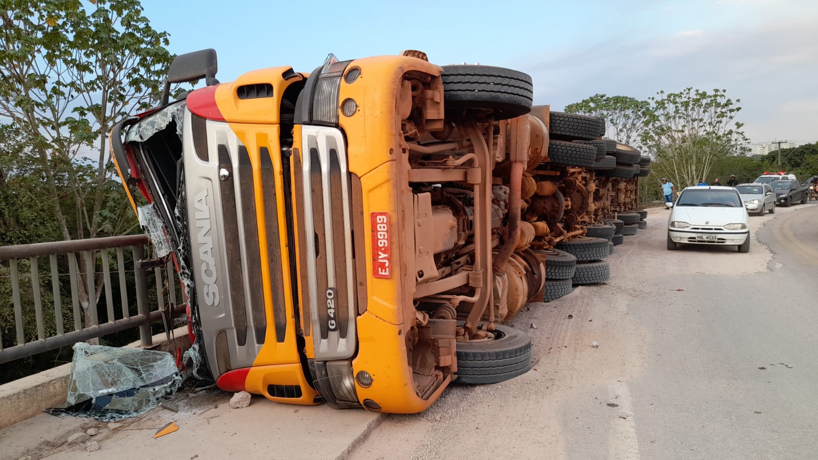 ATUALIZADA - Carreta carregada com fardos de açúcar tomba na ponte sobre o Rio Madeira - News Rondônia
