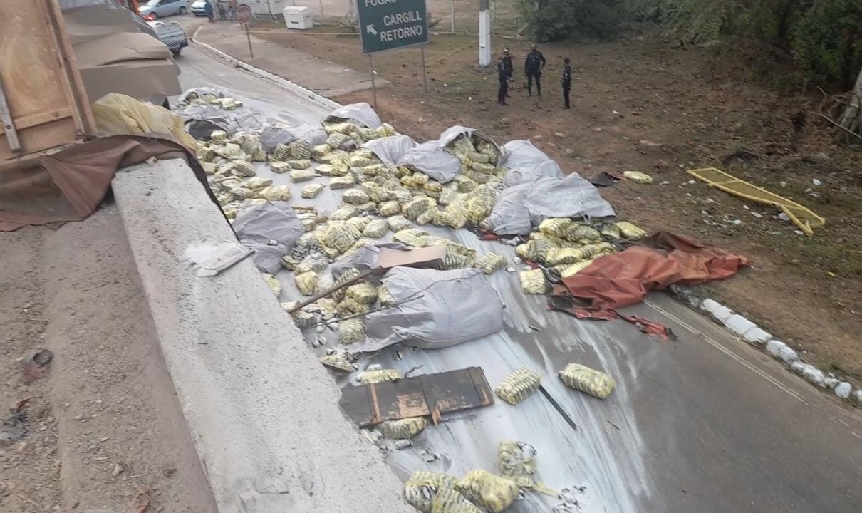 ATUALIZADA - Carreta carregada com fardos de açúcar tomba na ponte sobre o Rio Madeira - News Rondônia