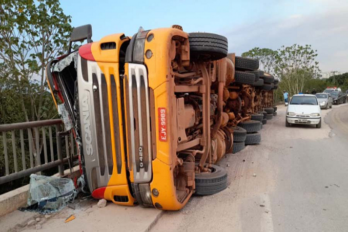 ATUALIZADA - Carreta carregada com fardos de açúcar tomba na ponte sobre o Rio Madeira - News Rondônia