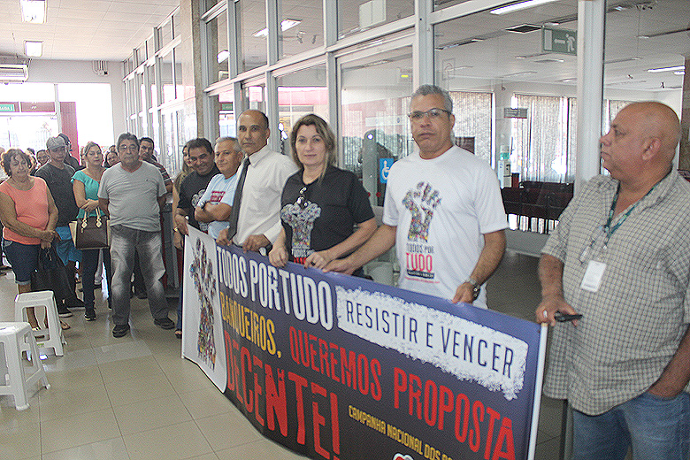 BANCÁRIOS DE RONDÔNIA FECHAM AGÊNCIA DO BRADESCO EM PROTESTO CONTRA PROPOSTA DA FENABAN E ONDA DE DEMISSÕES - News Rondônia