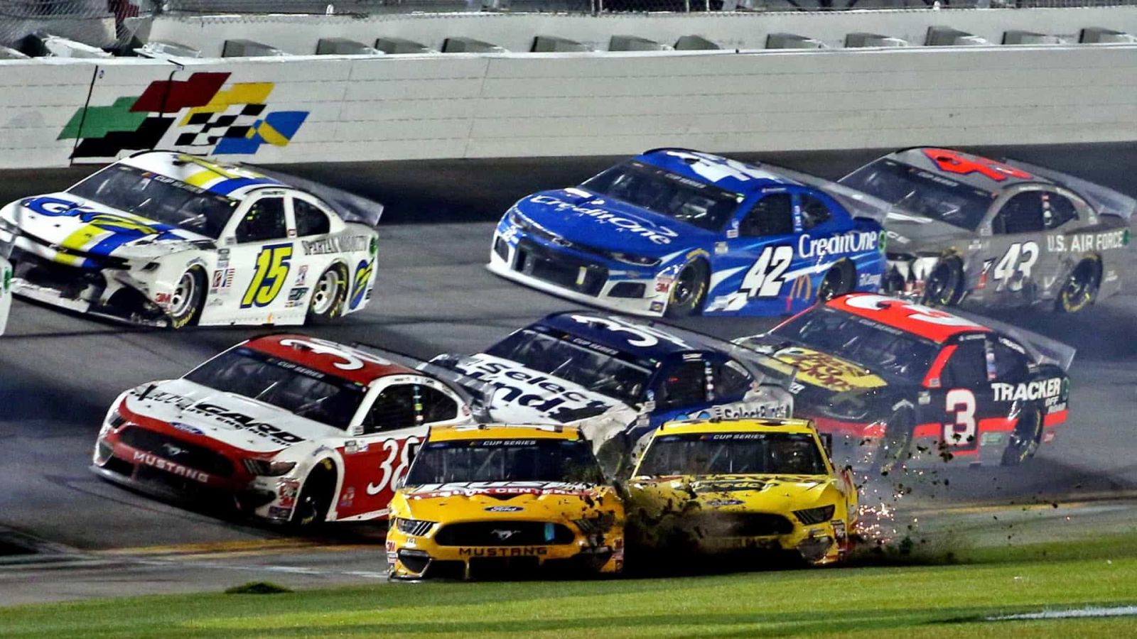 CAPOTAMENTO NA NASCAR DEIXA PILOTO EM ESTADO GRAVE - News Rondônia