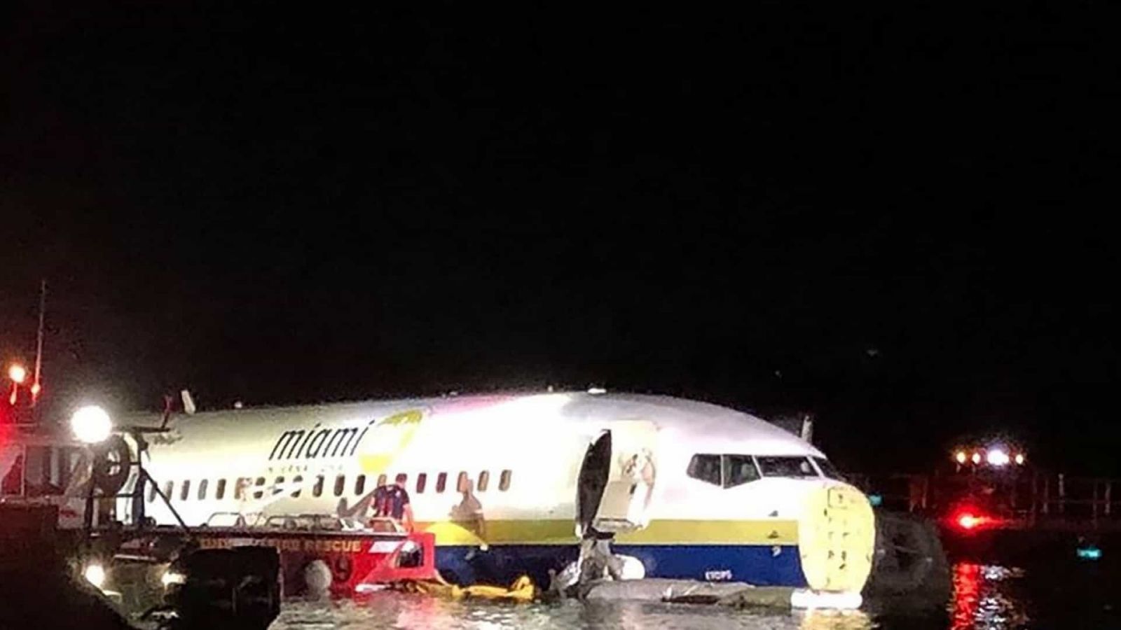 BOEING 737 SAI DA PISTA E CAI EM RIO NA FLÓRIDA - News Rondônia