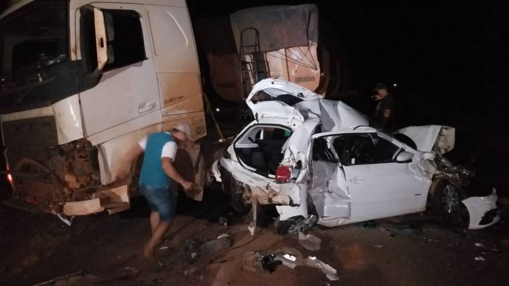 VEJA FOTOS - Carro com família é prensado por duas carretas na BR-364 - News Rondônia