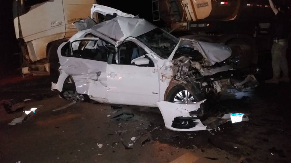 VEJA FOTOS - Carro com família é prensado por duas carretas na BR-364 - News Rondônia