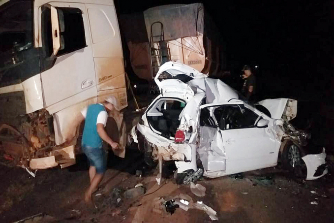 VEJA FOTOS - Carro com família é prensado por duas carretas na BR-364 - News Rondônia