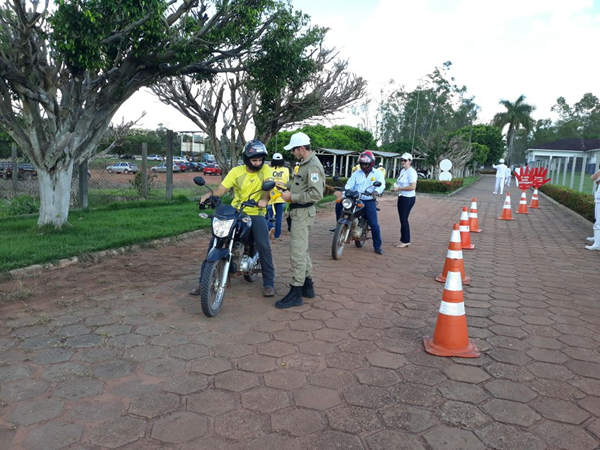 ROLIM DE MOURA: AGENTES DA CIRETRAN E COMTRAN REALIZAM BLITZ EDUCATIVA EM SAÍDA DE FRIGORIFICO - News Rondônia