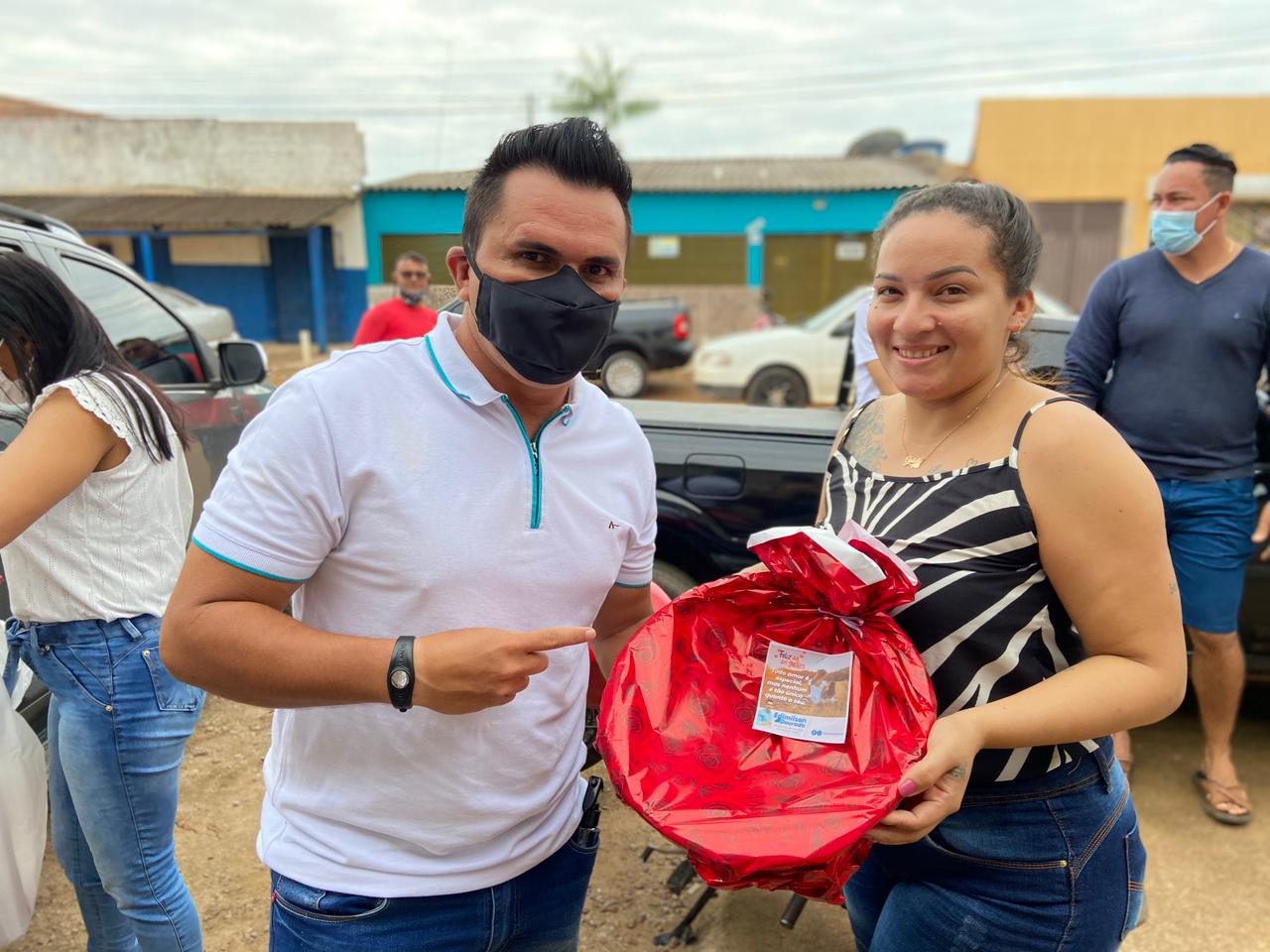 Vereador Edimilson Dourado entrega presentes às mamães em bairros da capital - News Rondônia