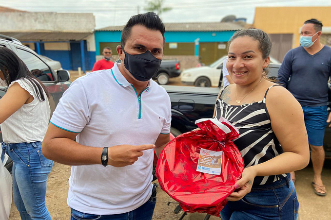 Vereador Edimilson Dourado entrega presentes às mamães em bairros da capital - News Rondônia