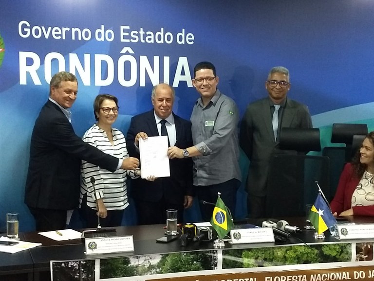 MINISTRA TEREZA CRISTINA E GOVERNADOR DE RONDÔNIA PARTICIPAM DE ASSINATURA DE CONTRATO DE CONCESSÃO PARA MANEJO NA FLONA DO JAMARI - News Rondônia