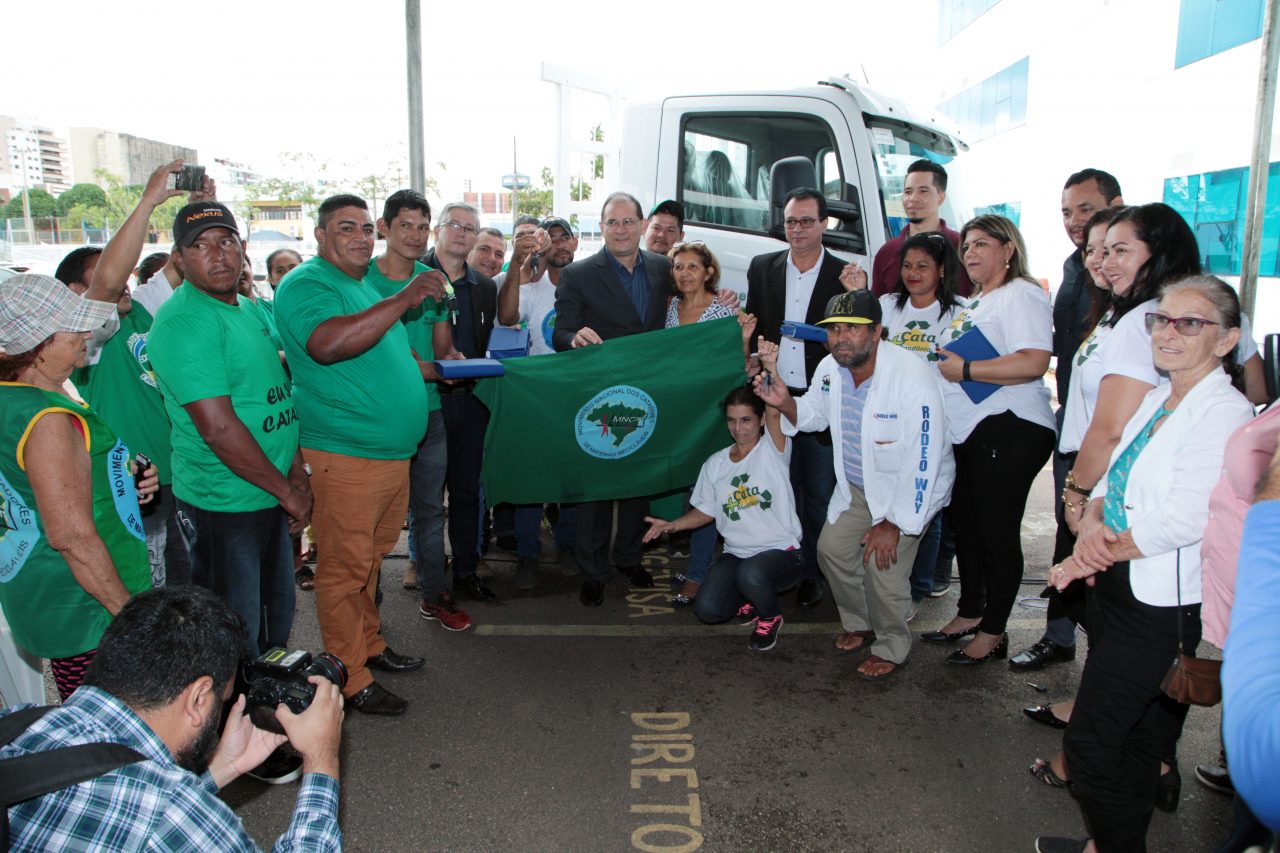 COOPERATIVAS DE CATADORES DE MATERIAIS RECICLÁVEIS DE MUNICÍPIOS DE RONDÔNIA RECEBEM VEÍCULOS PARA FACILITAR ATIVIDADE - News Rondônia