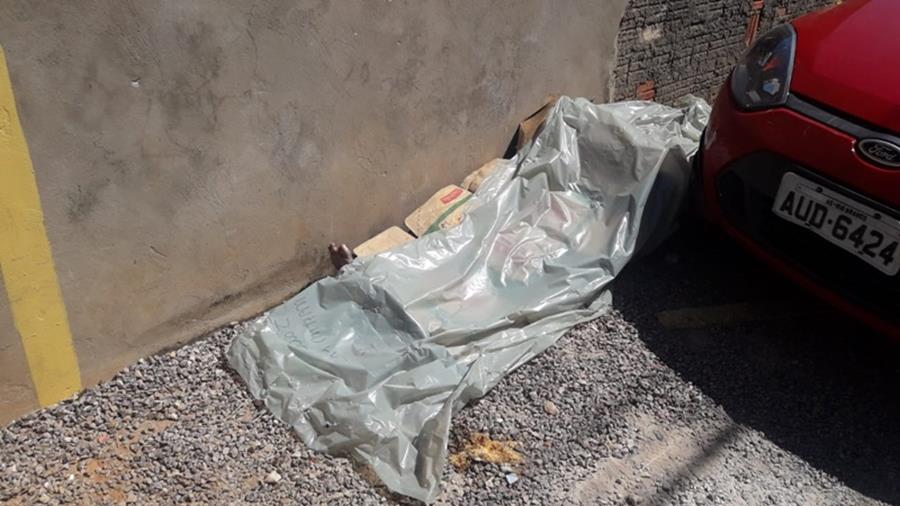 MORADOR DE RUA É ENCONTRADO MORTO NO BOSQUE; VÍTIMA PARECIA ESTAR DORMINDO, DIZEM POPULARES - News Rondônia