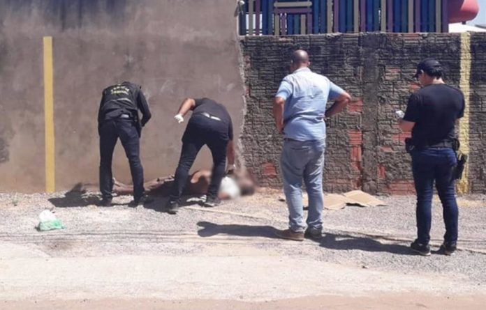 MORADOR DE RUA É ENCONTRADO MORTO NO BOSQUE; VÍTIMA PARECIA ESTAR DORMINDO, DIZEM POPULARES - News Rondônia