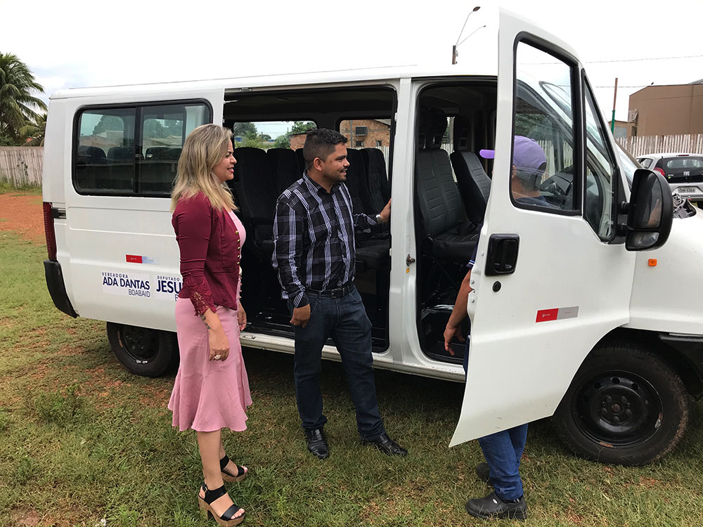 DEPUTADO JESUÍNO E VEREADORA ADA DANTAS PARTICIPAM DE ENTREGA DE VAN PARA A ESCOLA BILÍNGÜE - News Rondônia