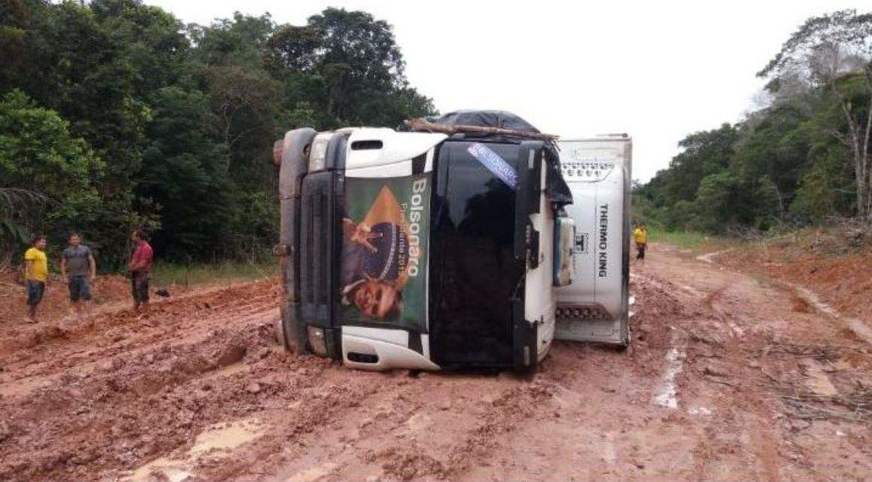 CAMINHÃO CARREGADO COM FRIOS TOMBA EM TRECHO DA BR-319 - News Rondônia