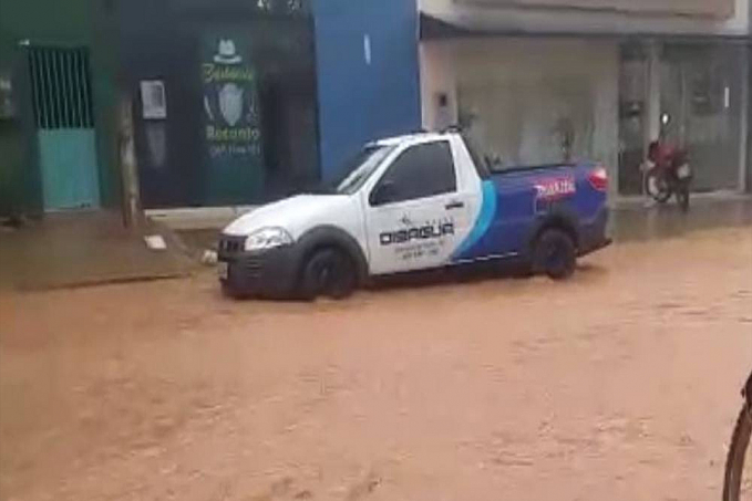 ASSISTA VÍDEO: temporal causa transtornos em Colorado do Oeste; moradores culpam obra da prefeitura e preveem caos - News Rondônia