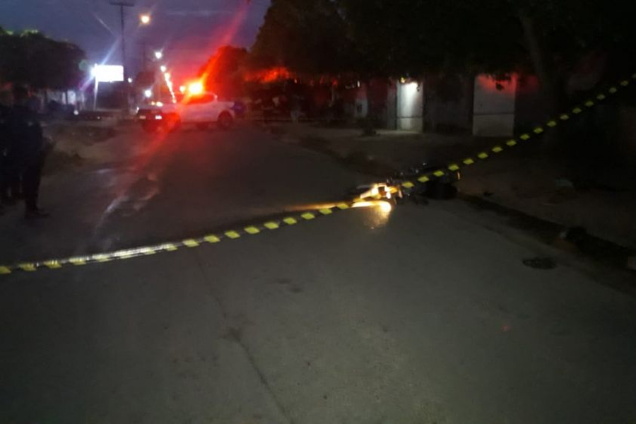 Casal é atingido por vários disparos no meio da rua; Mulher morre no local - News Rondônia