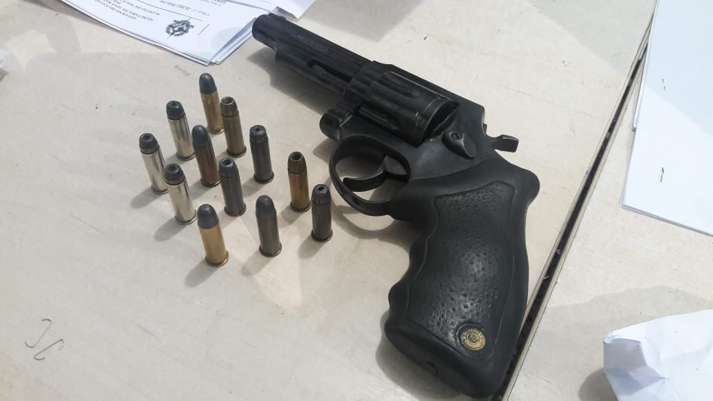 FORÇA TÁTICA EVITA HOMICÍDIO PRENDENDO DUPLA COM REVÓLVER E CAMINHONETE COM PLACA ADULTERADA EM PORTO VELHO - News Rondônia