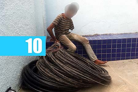 POLÍCIA PRENDE HOMEM FURTANDO FIOS DA ILUMINAÇÃO PÚBLICA - News Rondônia