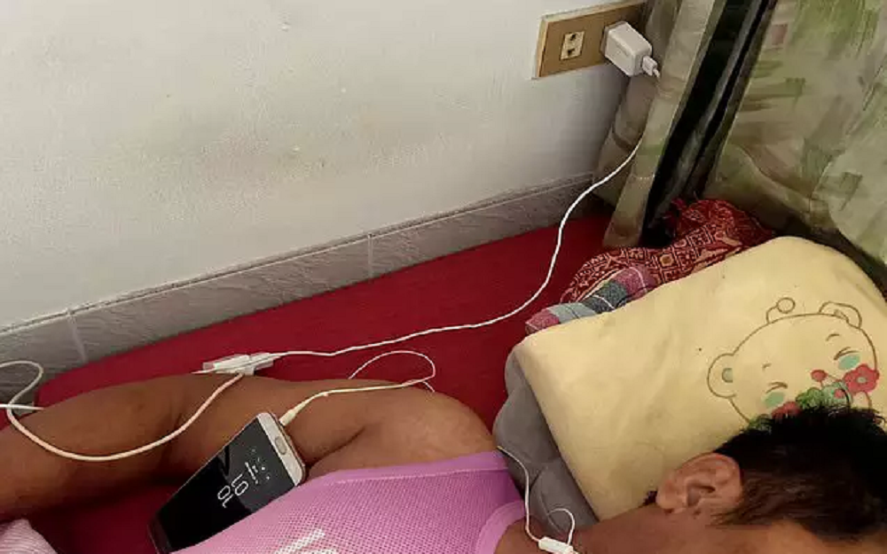 HOMEM MORRE ELETROCUTADO AO ASSISTIR FUTEBOL NO CELULAR - News Rondônia