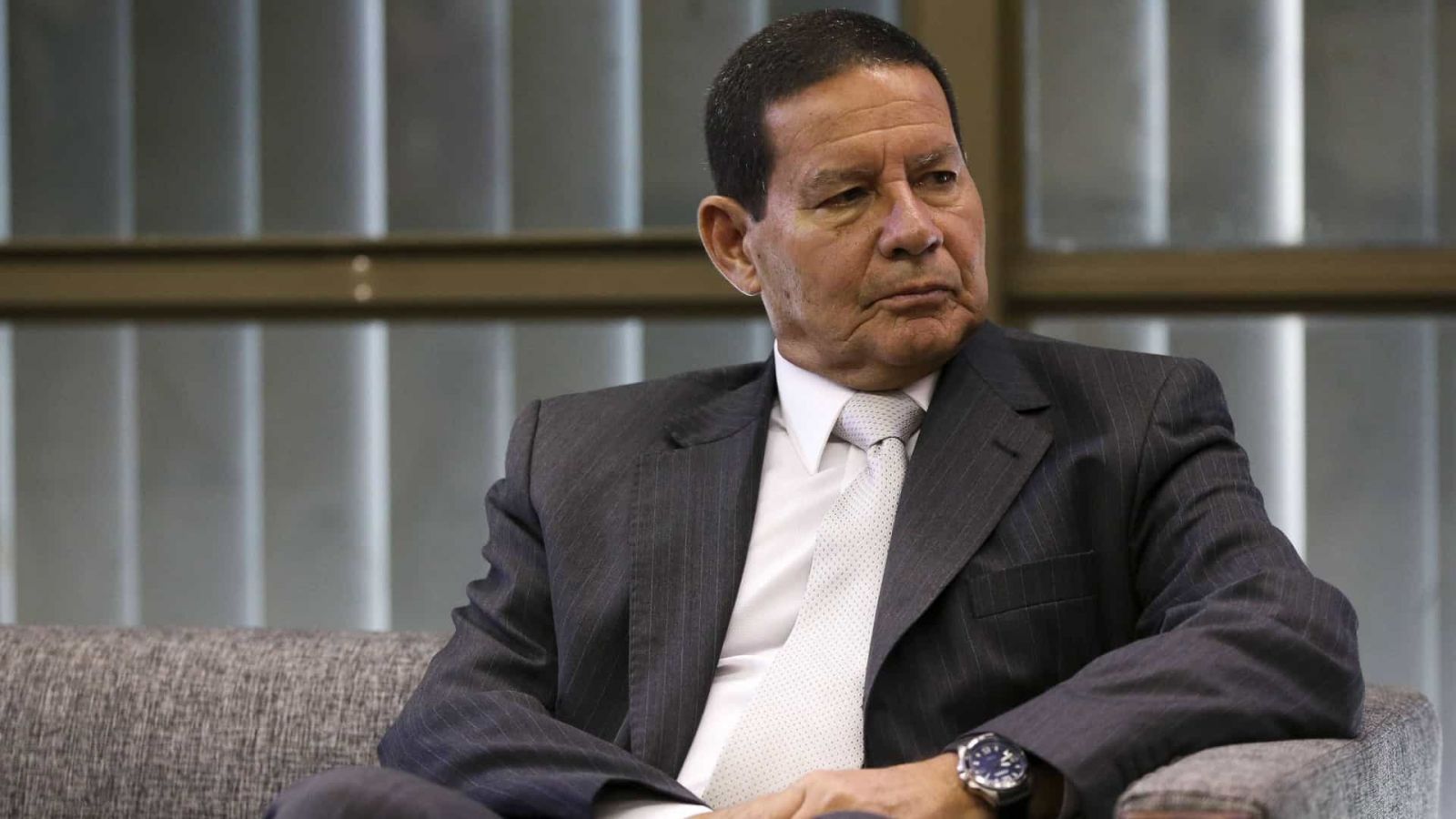 MOURÃO MANDA RECADO A CARLOS BOLSONARO: ROUPA SUJA SE LAVA EM CASA - News Rondônia