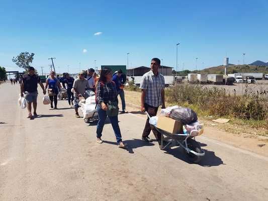 VENEZUELANOS ATRAVESSAM FRONTEIRA PARA COMPRAR COMIDA NO BRASIL E VOLTAM POR ROTAS CLANDESTINAS - News Rondônia