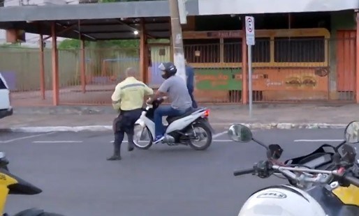 VÍDEO: MOTOCICLISTA FOGE E AGENTE DE TRÂNSITO CORRE ATRÁS DELE A PÉ - News Rondônia