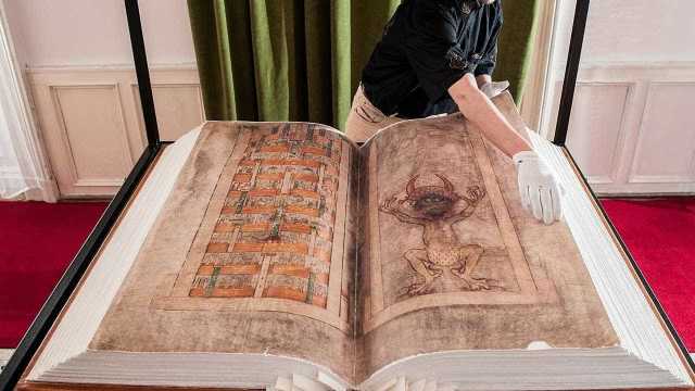 'BÍBLIA DO DIABO': CONHEÇA O MANUSCRITO POLÊMICO EXPOSTO NA SUÉCIA - News Rondônia