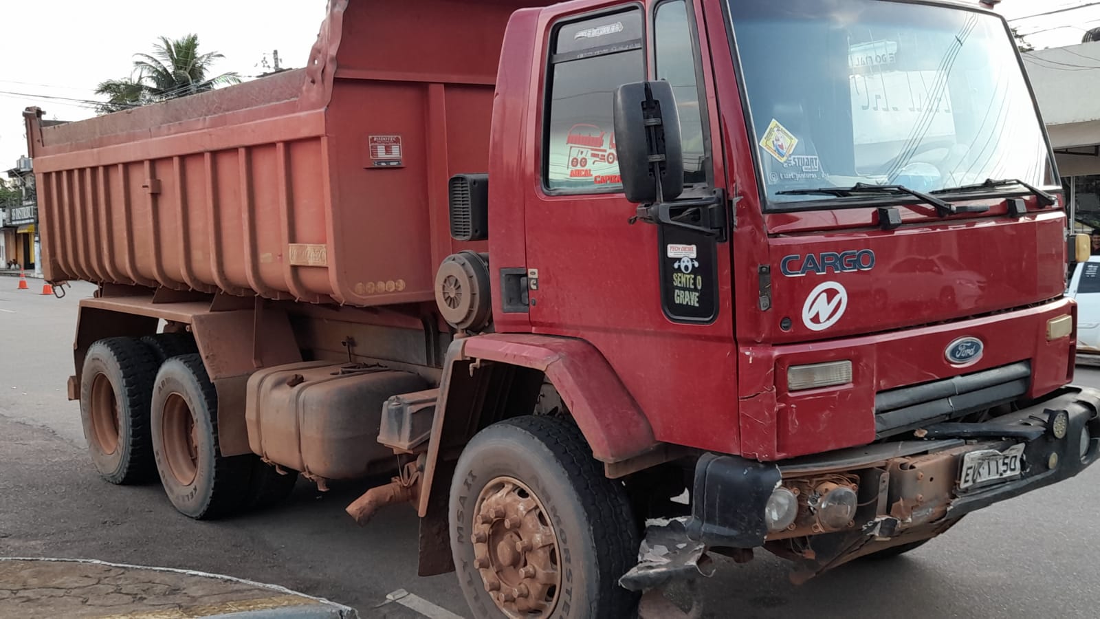 URGENTE: Caçamba destrói traseira de carro em acidente no centro - News Rondônia