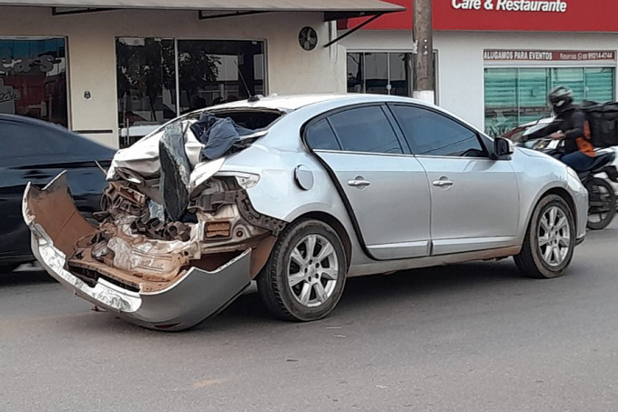 URGENTE: Caçamba destrói traseira de carro em acidente no centro - News Rondônia