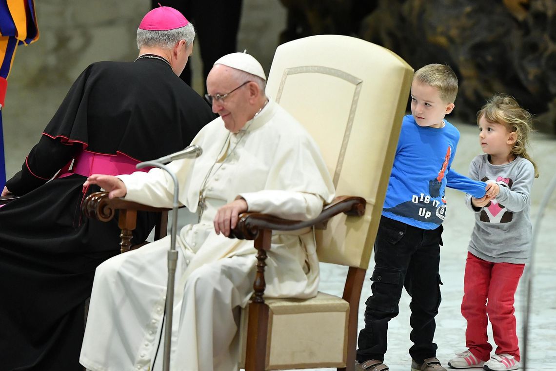 MENINO ARGENTINO SOBE NO PALCO DURANTE AUDIÊNCIA GERAL DO PAPA - News Rondônia
