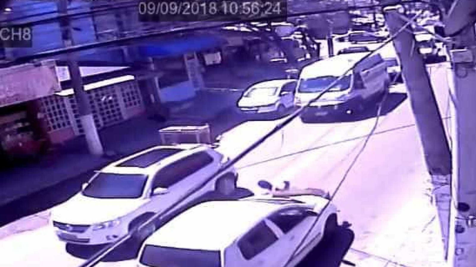HOMEM SE JOGA NA FRENTE DE CARRO PARA FINGIR QUE FOI ATROPELADO; VÍDEO - News Rondônia
