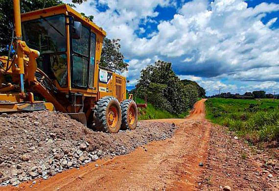 De Urupá a Mirante da Serra, equipes do DER executam trabalhos de retirada de atoleiros e lamaçal - News Rondônia