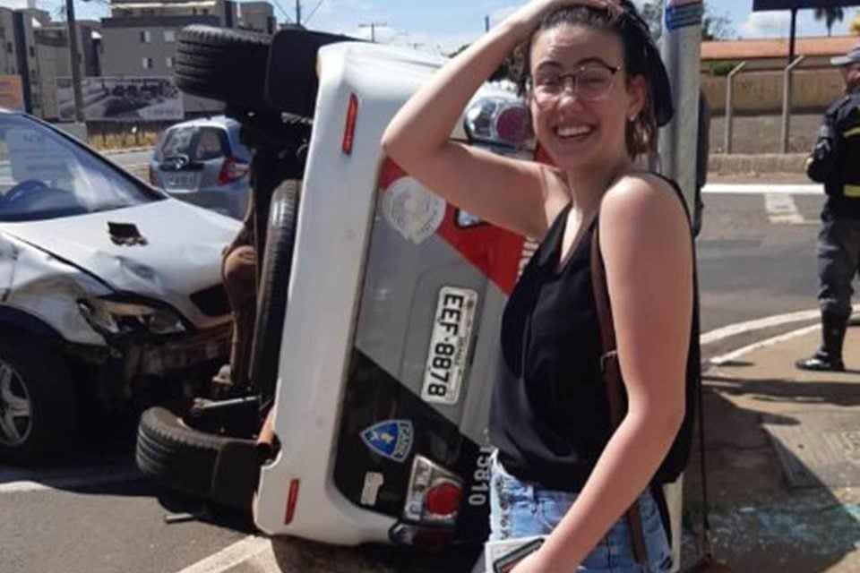 NA ESTREIA DA HABILITAÇÃO, JOVEM BATE CARRO EM VIATURA DA PM - News Rondônia