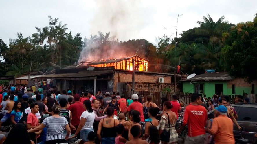 VÍDEO - CELULAR EXPLODE E DESTRÓI OFICINA DE MOTOS E UMA CASA EM INCÊNDIO NO MARAJÓ - News Rondônia