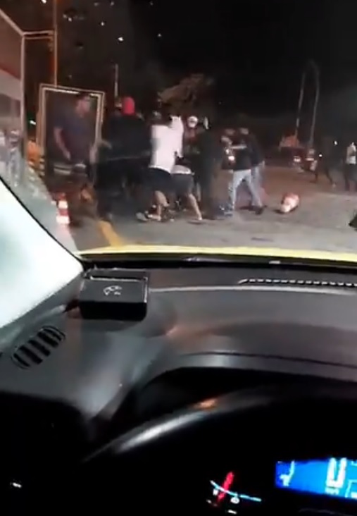 SUPOSTO TORCEDOR DO BOTAFOGO FICA A BEIRA DA MORTE AO SER ESPANCADO POR FLAMENGUISTAS (VÍDEO) - News Rondônia