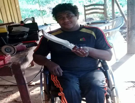 OURO PRETO: CADEIRANTE SE DESTACA NA FABRICAÇÃO DE FACAS ARTESANAIS COM DISCO DE ARADO E MOLAS DE CAMINHÃO - News Rondônia