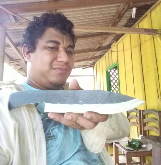 OURO PRETO: CADEIRANTE SE DESTACA NA FABRICAÇÃO DE FACAS ARTESANAIS COM DISCO DE ARADO E MOLAS DE CAMINHÃO - News Rondônia