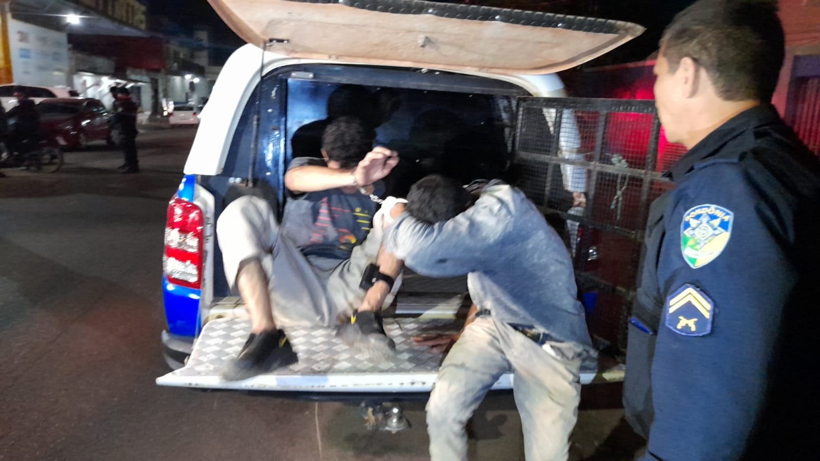 CRIME EVITADO: Dupla que buscava matar desafeto é presa com facas e moto roubada na zona leste - News Rondônia