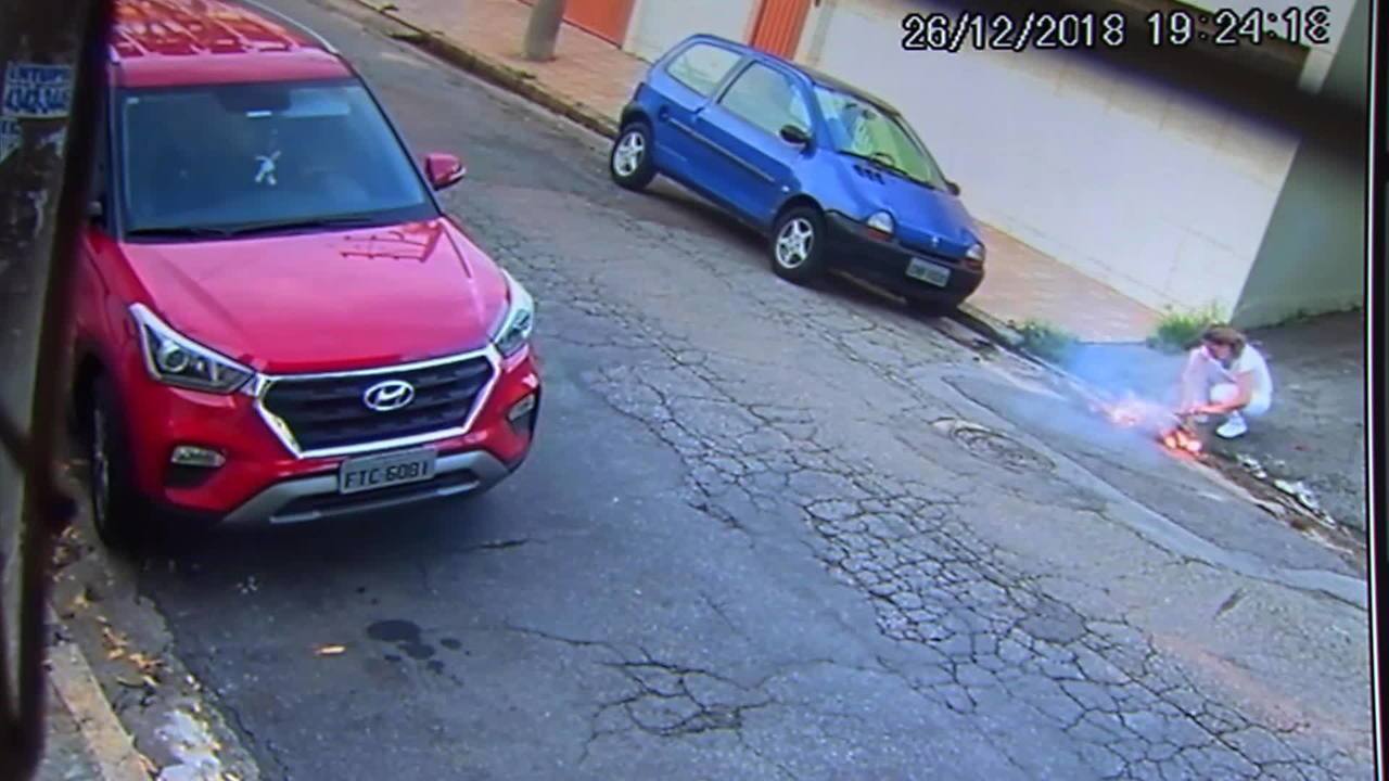 POR NÃO ACEITAR TÉRMINO, HOMEM ATEIA FOGO À EX-MULHER E FOGE - VEJA VÍDEO - News Rondônia