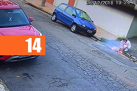 POR NÃO ACEITAR TÉRMINO, HOMEM ATEIA FOGO À EX-MULHER E FOGE - VEJA VÍDEO - News Rondônia