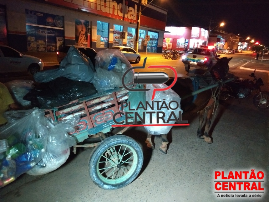 MOTOCICLISTA BATE EM CARROÇA NA AVENIDA BRASIL EM JI-PARANÁ - News Rondônia