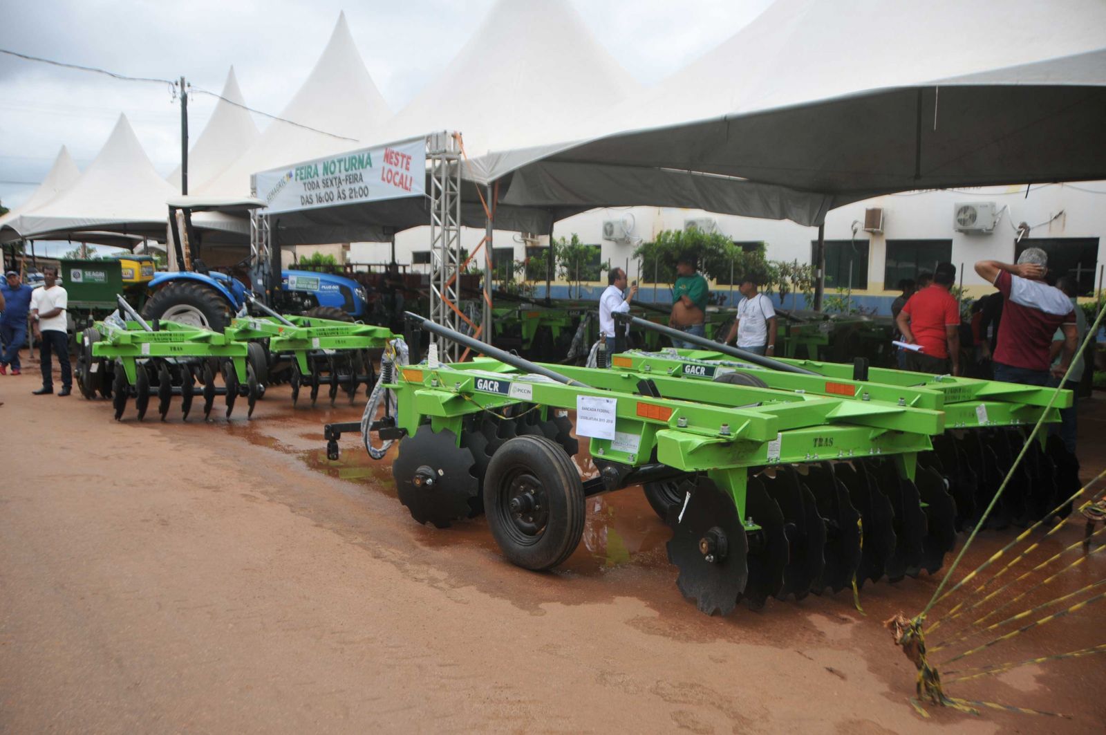PREFEITO ENTREGA MÁQUINAS E IMPLEMENTOS PARA FOMENTAR PRODUÇÃO RURAL EM PORTO VELHO - News Rondônia