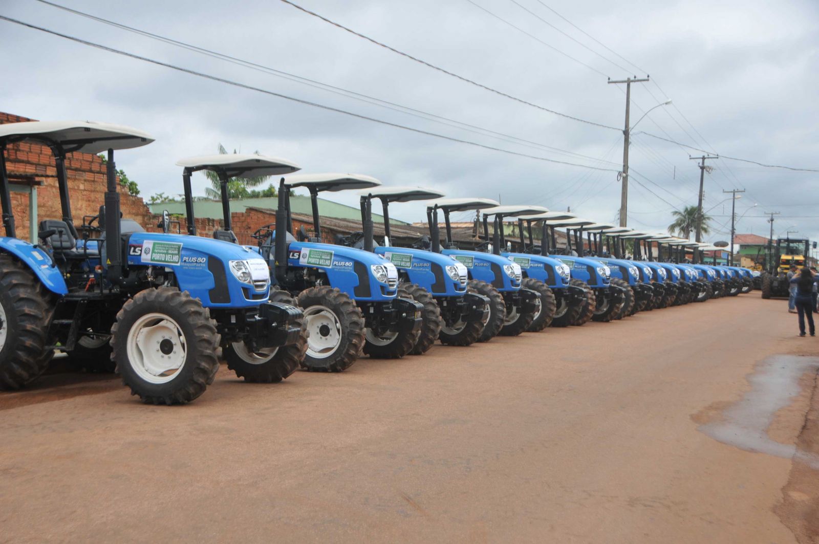 PREFEITO ENTREGA MÁQUINAS E IMPLEMENTOS PARA FOMENTAR PRODUÇÃO RURAL EM PORTO VELHO - News Rondônia