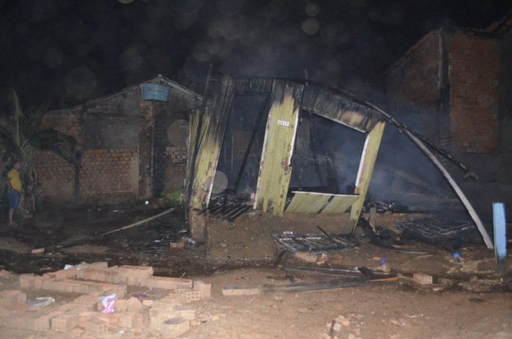 JARU: MAIS UM INCÊNDIO A RESIDÊNCIA É REGISTRADO NO FINAL DE SEMANA, HÁ SUSPEITA DE SER CRIMINOSO - News Rondônia