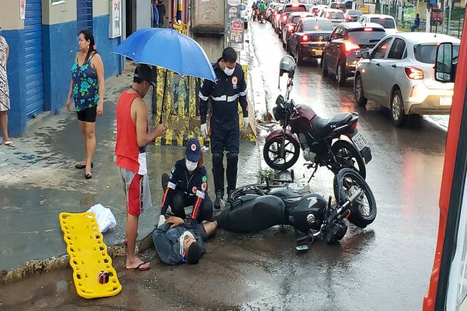 VEJA VÍDEO - Motociclista é socorrido pelo SAMU após grave colisão com veículo - News Rondônia
